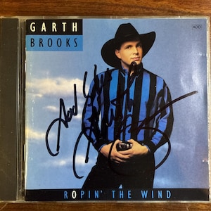 CD Ropin the Wind de Garth Brooks signé à la main, dédicacé par Garth Brooks à l'encre noire avec LOA