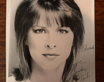 Fotografía promocional de 8x10 pulgadas firmada a mano por Candy Clark de "AMERICAN GRAFFITI" con certificado de autenticidad.