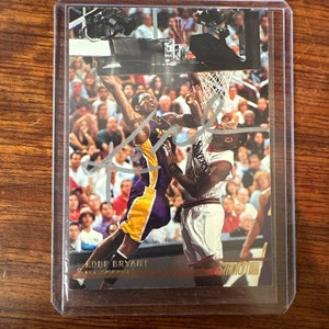 Tarjeta Kobe Bryant Topps #50 Lakers 2002 firmada a mano y autografiada con rotulador plateado con LOA y holograma