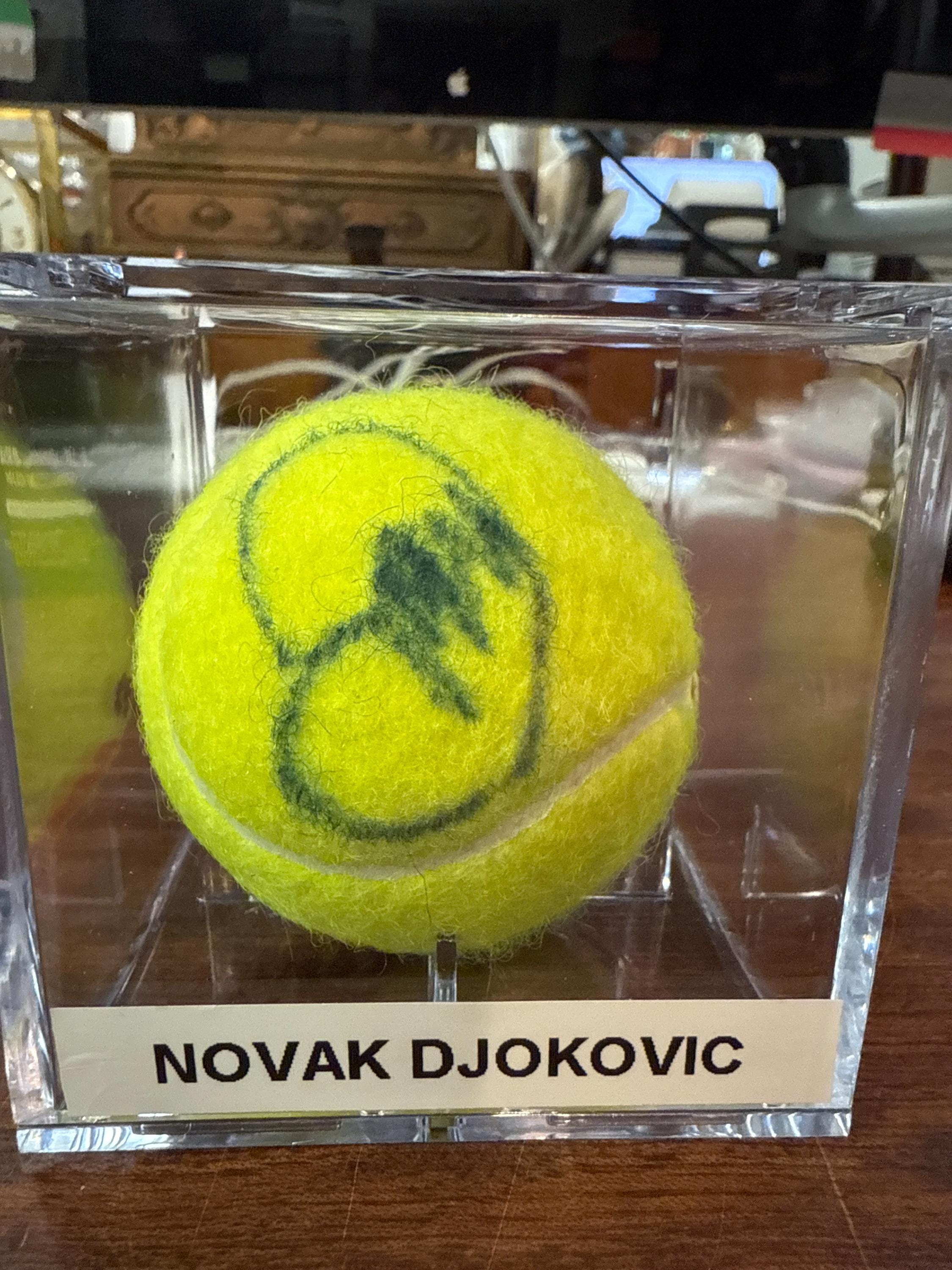 Bola de tênis Wilson US OPEN nº autografada e assinada por Novak