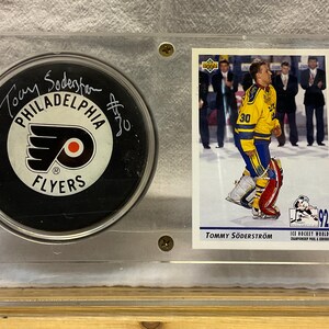 Tommy Söderström Philadelphia Flyers NHL Ice Hockey World Championship 1992 Disco autografado, cartão + placa com holograma LOA