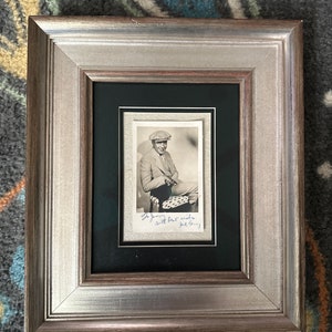Jack Benny Schauspieler handsigniertes Autogramm auf Studio Promo Karte gerahmte Größe ist 13 "x 15" w / LOA