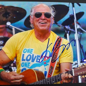 Fotografía de Jimmy Buffett de 8 x 10 pulgadas firmada a mano por Jimmy con rotulador azul y LOA.