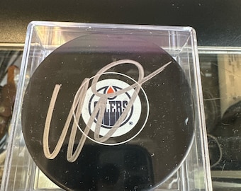 Connor McDavid Disco de juego oficial de la NHL autografiado y firmado a mano de Edmonton Oilers con LOA