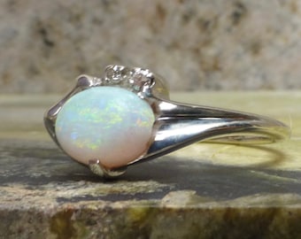 Vintage ring met opaal en diamanten maat 4 1/2 van 14 karaat goud