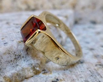 Size 7, Vintage Modern Red Pyrope Garnet Ring In 10 Karat Yellow Gold