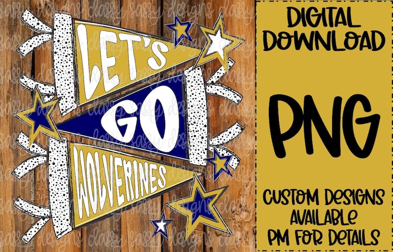 Puede incluir: Gr&aacute;fico PNG digital con fondo de madera. El dise&ntilde;o presenta banderines amarillos y azules con las palabras "LET'S GO WOLVERINES" en blanco. Tambi&eacute;n se incluyen estrellas y el texto "DIGITAL DOWNLOAD PNG".