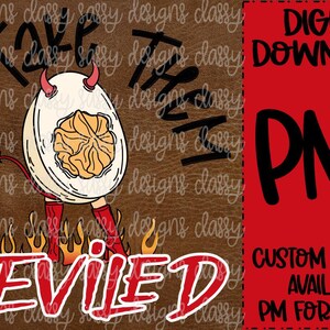 Könnte beinhalten: Ein digitaler Download eines PNG-Bildes mit einem Cartoon-Teufelsei mit Hörnern und einem Schwanz, der in Flammen steht. Der Text "I love the" befindet sich über dem Ei und "DEVILED" darunter. Das Bild hat einen braunen Holzmaserungshintergrund.