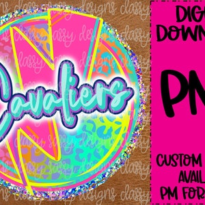 Puede incluir: Un dise&ntilde;o PNG digital con la palabra "Cavaliers" en una fuente colorida y en capas. El dise&ntilde;o incluye un fondo rosa con acentos de rayos, un patr&oacute;n de estampado de leopardo y un borde brillante. La imagen tambi&eacute;n incluye el texto "DESCARGA DIGITAL PNG" y "DISE&Ntilde;OS PERSONALIZADOS DISPONIBLES PM PARA M&Aacute;S DETALLES."