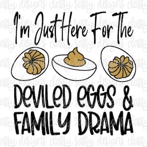 Könnte beinhalten: Ein schwarz-weißes Grafikdesign mit dem Text "I'm Just Here For The Deviled Eggs & Family Drama". Die Grafik enthält drei Illustrationen von gefüllten Eiern.
