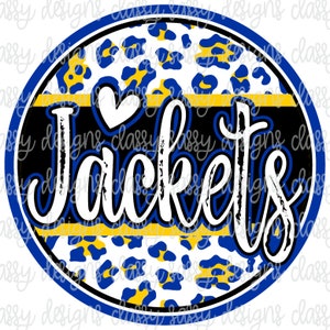Può includere: Un cerchio blu e giallo con uno sfondo a stampa leopardata. La parola "Jackets" è scritta in bianco con un contorno blu. Un piccolo cuore bianco è sopra la parola.