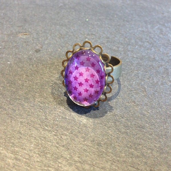 petite bague étoiles violettes sur fond mauve