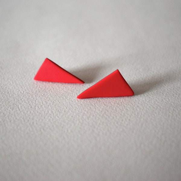 Boucles d'oreilles triangle rouge, Puces d'oreilles triangle rouge cerise, Boucles d'oreilles triangle, Boucles d'oreilles rouges minimalistes, Idées cadeaux pour femme