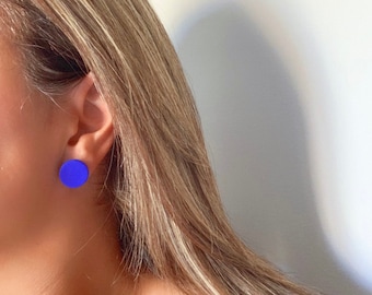 Puces d'oreilles bleu outremer, puces d'oreilles rondes bleues, petites boucles d'oreilles simples, puces d'oreilles en argile bleue, boucles d'oreilles minimalistes de tous les jours, cadeaux pour femme