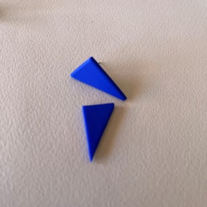 Pendientes triangulares azul cobalto, joyería geométrica de arcilla.