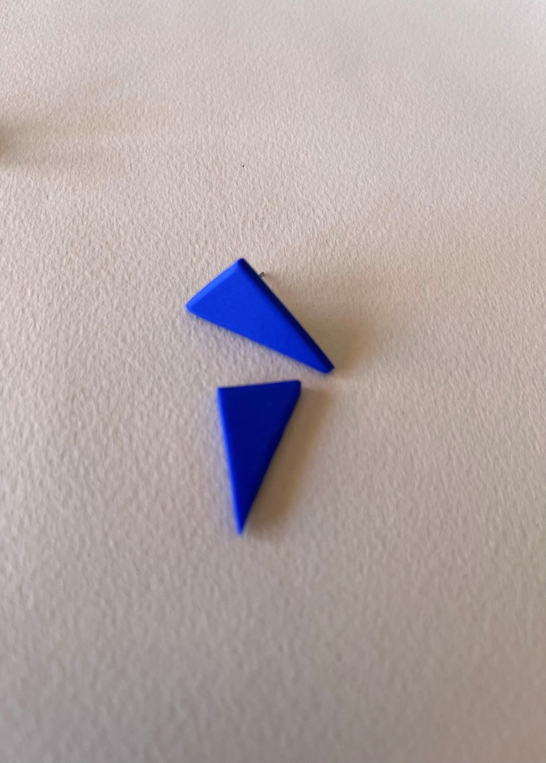 Pendientes de triángulo azul ultramar, tachuelas de arcilla geométricas azules, pendientes minimalistas de todos los días, ideas de regalos para ella imagen 1