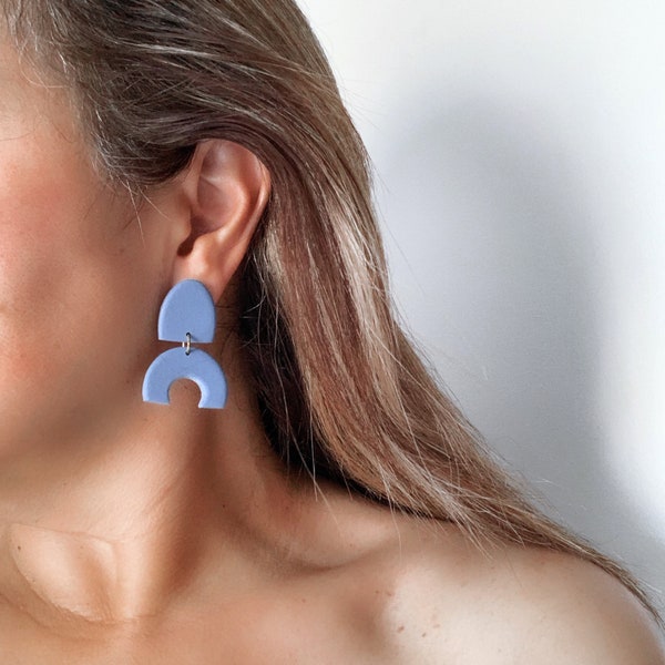Blaue Bogen Ohrringe, geometrische Ton Ohrringe, moderne minimalistische Statement Ohrringe, Geschenkideen für Sie