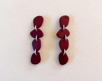 Statementoorbellen donkerrode klei, bordeauxrode hangers met organische vorm