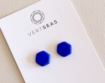 Pendientes hexagonales azul ultramar, pendientes geométricos azules, ideas de regalos para niñas, pendientes pequeños de arcilla