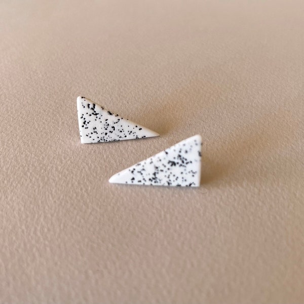 Witte en zwarte gespikkelde driehoek Stud Oorbellen, geometrische Clay Studs, minimalistische alledaagse oorbellen, cadeau-ideeën voor haar