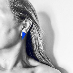 Pendientes de triángulo azul ultramar, tachuelas de arcilla geométricas azules, pendientes minimalistas de todos los días, ideas de regalos para ella imagen 4