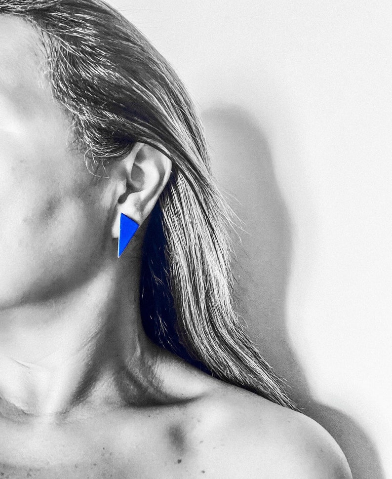 Pendientes de triángulo azul ultramar, tachuelas de arcilla geométricas azules, pendientes minimalistas de todos los días, ideas de regalos para ella imagen 4