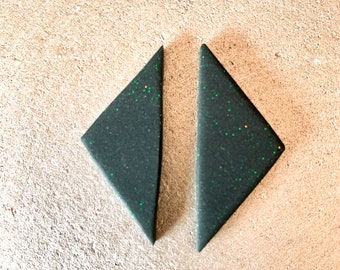Pendientes de tuerca triangulares grandes verdes, pendientes triangulares minimalistas modernos, pendientes geométricos de arcilla polimérica