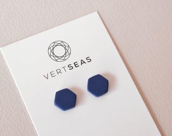 Brincos de pino hexagonais azul-marinho, pequenas joias geométricas de argila.