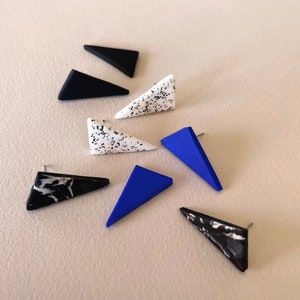 Pendientes de triángulo azul ultramar, tachuelas de arcilla geométricas azules, pendientes minimalistas de todos los días, ideas de regalos para ella imagen 3