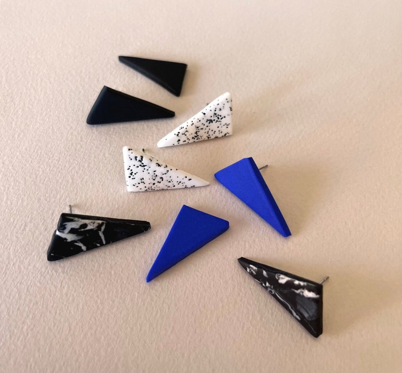 Pendientes de triángulo azul ultramar, tachuelas de arcilla geométricas azules, pendientes minimalistas de todos los días, ideas de regalos para ella imagen 3