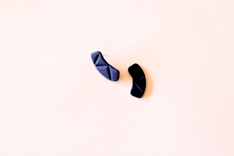 Modern minimalist dark blue stud earrings handmade from polymer clay by Vertseas.