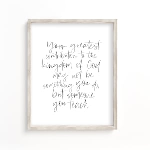 Puede incluir: Una impresión enmarcada en blanco con una cita manuscrita en negro que dice: "Tu mayor contribución al reino de Dios puede que no sea algo que hagas, sino alguien a quien enseñes."