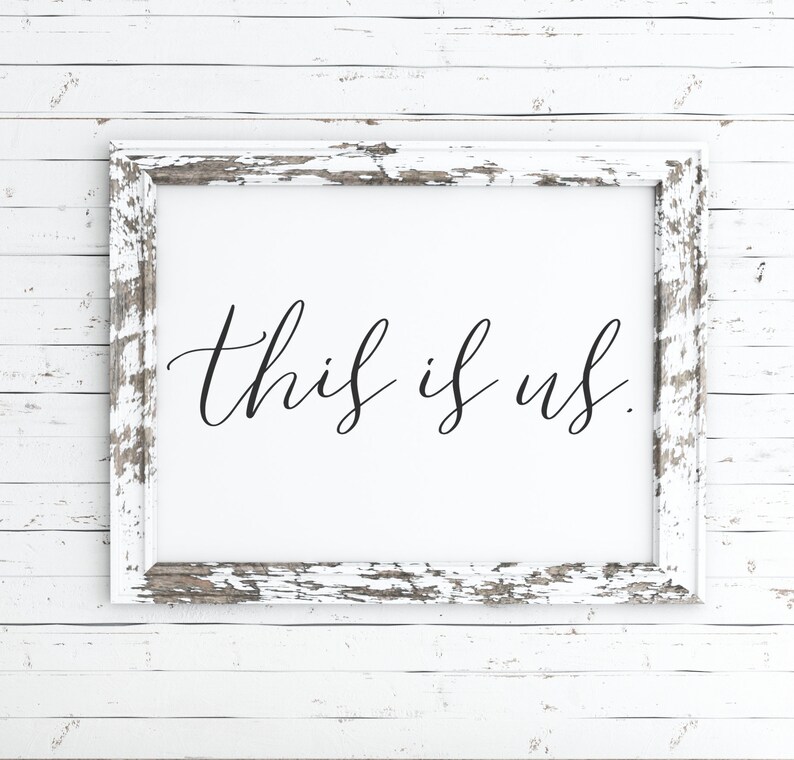 Pu&ograve; includere: Cornice in legno bianco invecchiato con il testo "this is us" in scrittura corsiva nera.