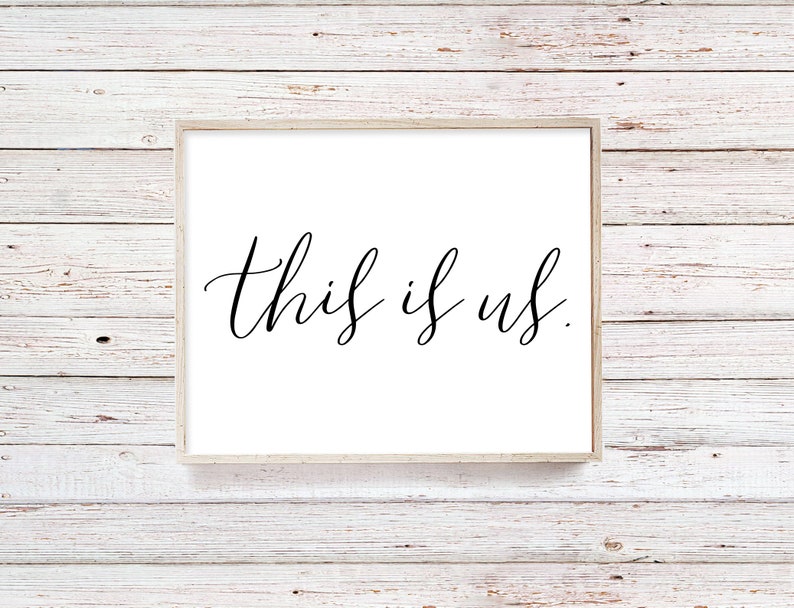 Pu&ograve; includere: Una stampa incorniciata bianca con il testo "this is us" scritto in corsivo nero.