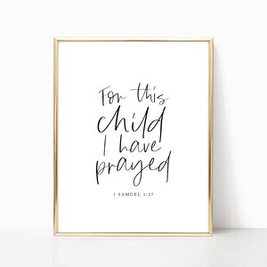 Può includere: Una stampa d'arte da parete stampabile in bianco e nero con il testo "For this child I have prayed" e il riferimento biblico "1 Samuel 1:27".