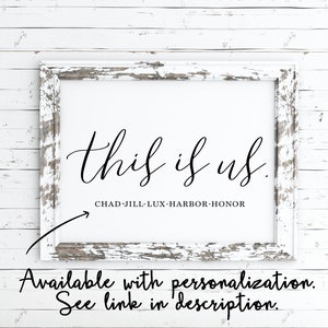 Pu&ograve; includere: Stampa incorniciata bianca con il testo "this is us" in carattere corsivo nero. Sotto il testo c'&egrave; "CHAD JILL LUX HARBOR HONOR" in maiuscolo. La stampa &egrave; su uno sfondo in legno bianco.