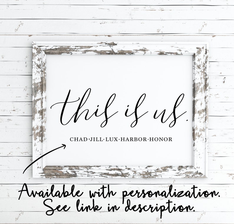 Pu&ograve; includere: Stampa incorniciata bianca con il testo "this is us" in carattere corsivo nero. Sotto il testo c'&egrave; "CHAD JILL LUX HARBOR HONOR" in maiuscolo. La stampa &egrave; su uno sfondo in legno bianco.