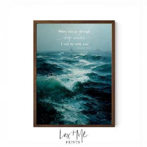 Pode incluir: Uma impressão emoldurada com uma cena oceânica dramática com ondas turbulentas em tons de azul e turquesa. A obra de arte inclui o texto "When you go through deep waters, I will be with you." A impressão é de Lux + Me Prints.