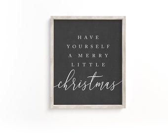 Peut inclure: Panneau encadré avec un fond noir et un texte blanc qui dit "Have Yourself A Merry Little Christmas". Le panneau a un cadre en bois de couleur claire. Une décoration de vacances festive.