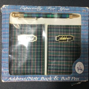 Puede incluir: Un juego de regalo con una libreta de direcciones a cuadros, un bloc de notas a cuadros y un bolígrafo de tinta azul y verde. La caja es de cuadros azules y blancos y dice "Especially For You" y "Address/Note Book & Ball Pen".
