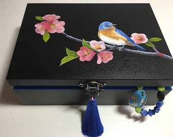Caixa de tesouro Bluebird - caixa de joias pintada à mão - Bluebird em um galho florido - Pintura a óleo sobre madeira -