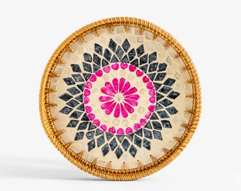 Bandeja de rattan com incrustações de madrepérola – Decoração boho costeira feita à mão (35 cm)