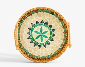 Bandeja artesanal em mosaico de madrepérola – Decoração costeira boho em rattan (35 cm)