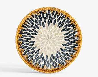 Bandeja artesanal com incrustações de madrepérola – Decoração boho costeira em rattan