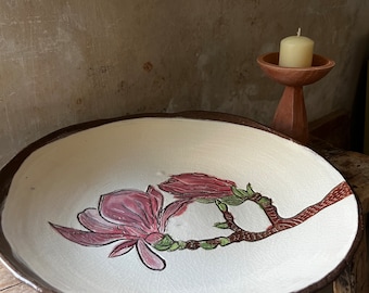 Handgemachte Keramikschale mit handbemalten Magnolienblüten, handbemalte Schale, kuratierte Haushaltsware, handgefertigte Keramik Magnolie Servierschale