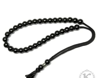 Komboloi de hematita hecho a mano: 33+2 cuentas redondas de 8 mm y 24 cm, cordón de kevlar y detalles plateados.