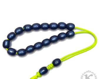 Pulseira antiestresse Komboloi em resina azul meia-noite com cordão verde-limão