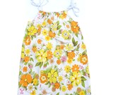 Chloe kussensloop jurk, grootte 5-7-Upcycled Vintage jaren 1970 kussensloop - geel oranje bloemen - zomer, lente - Retro - Boho - bandjes