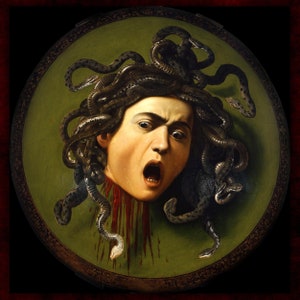 Puede incluir: Un primer plano de una pintura que representa a Medusa, una figura mitológica griega con serpientes por cabello. Su rostro está contorsionado en un grito, y la sangre gotea de su cuello. El fondo es un escudo verde y dorado.