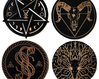 Juego de posavasos de madera de brujería • Decoración gótica para el hogar • Adorno para la temporada de Halloween • Regalo de inauguración • Grabado láser • Culto al lobo